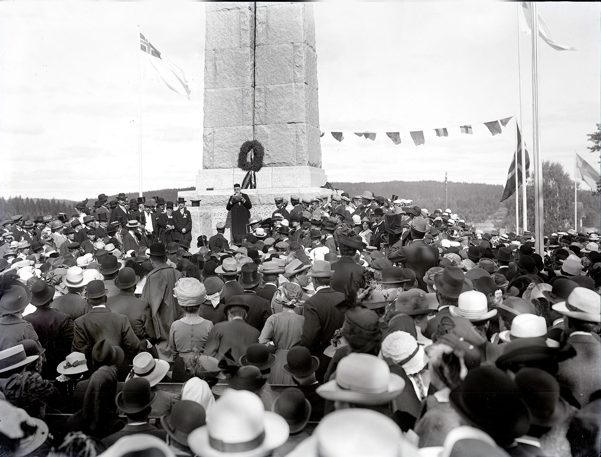 Folksamling vid invigningen 16 augusti 1914