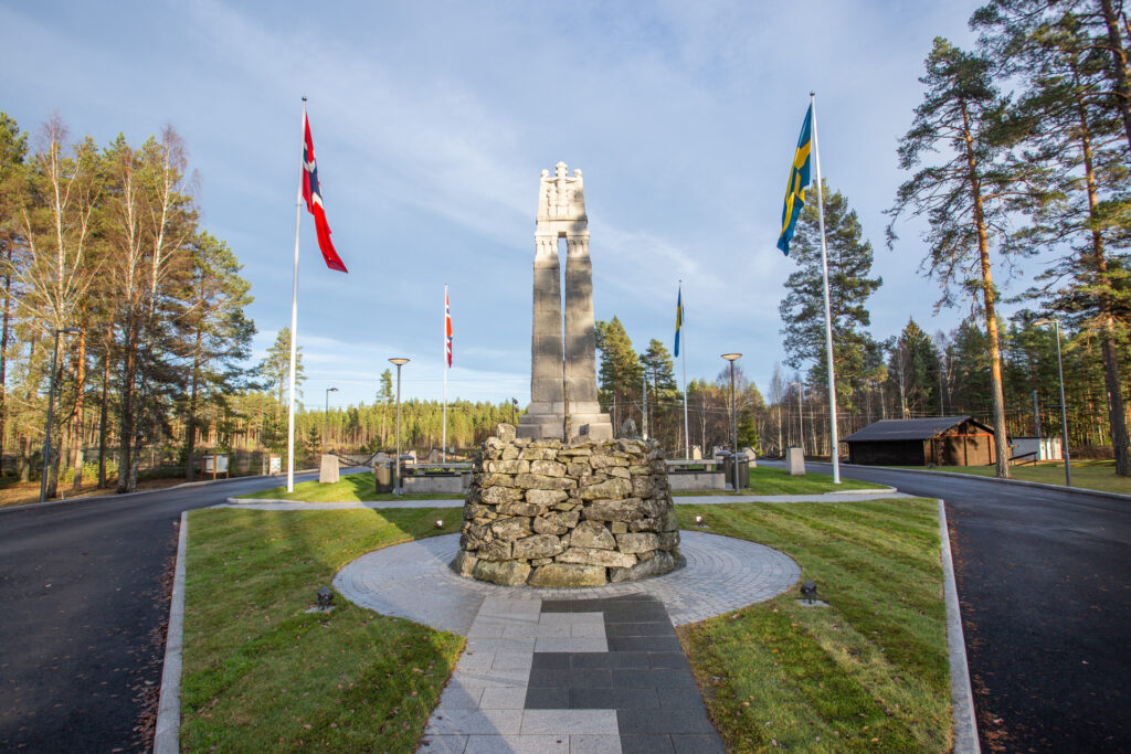Stenröset och fredsmonumentet. Norska och svenska flaggan i bakgrunden
