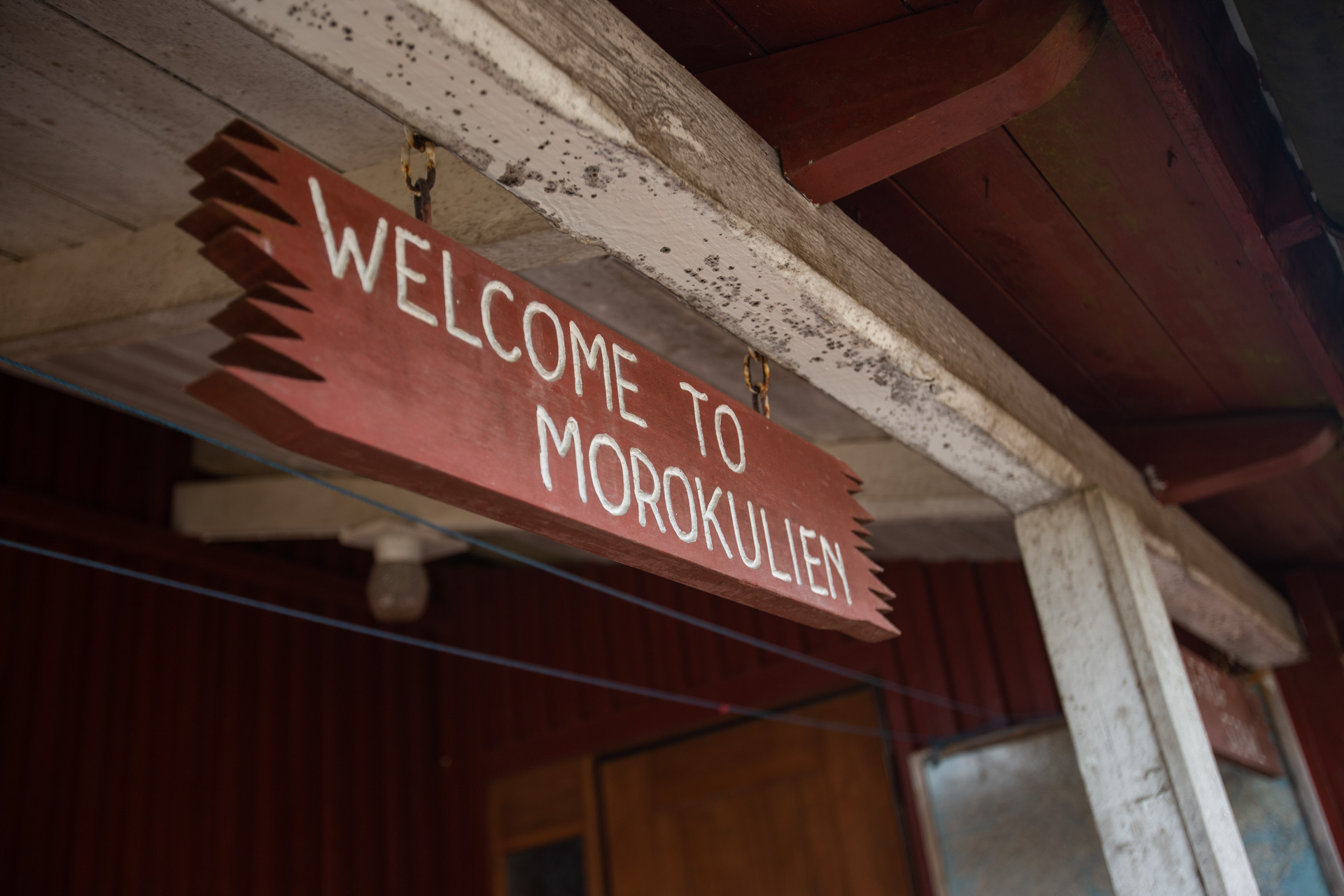 Skylt med texten Welcome to Morokulien
